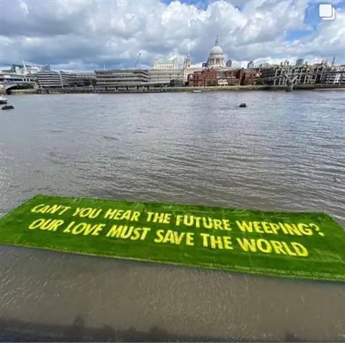 На берегу (2021) Акройда, Харви и Бена Окри спустили на воду в Темзе на прошлой неделе.