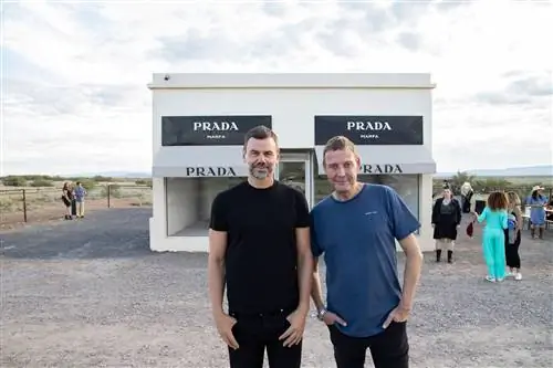 Элмгрин и Драгсет во время своего первого визита в Prada Marfa за 14 лет Элмгрин и Драгсет во время своего первого визита в Prada Marfa за 14 лет