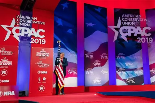 Хотя бюджетный план Трампа на 4,7 трлн долларов является самым крупным за всю историю, он рекомендует урезать ряд социальных услуг под видом «крупных сбережений и реформ», включая сокращение на 1,9 трлн долларов на системы социальной защиты, такие как Medicare и Medicaid Официальный Белый дом Хотя бюджетный план Трампа на 4,7 трлн долларов является самым крупным за всю историю, он рекомендует урезать ряд социальных услуг под видом «крупных сбережений и реформ», включая сокращение на 1,9 трлн долларов на системы социальной защиты, такие как Medicare и Medicaid Официальный Белый дом