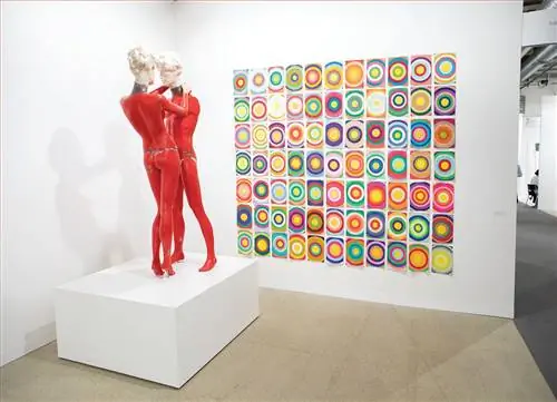 Полли Апфельбаум, Sun Targets (2018), в галерее Frith Street. Полли Апфельбаум, Sun Targets (2018), в галерее Frith Street.