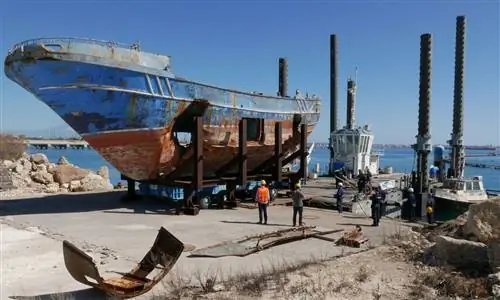 Смертоносная лодка, затонувшая с сотнями мигрантов на борту, стала произведением искусства на Венецианской биеннале