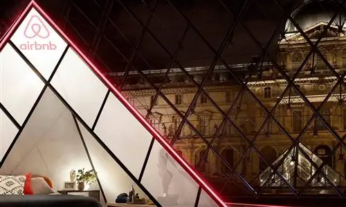 Плохие друзья? Французский политик раскритиковал Лувр за партнерство с Airbnb