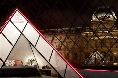 В мае Airbnb провела конкурс, в котором двое победителей получили возможность провести ночь в музее. В мае Airbnb провела конкурс, в котором двое победителей получили возможность провести ночь в музее.