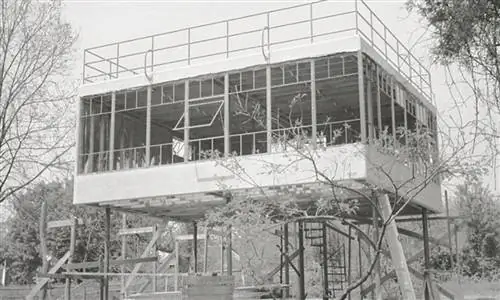 Обшитый алюминием дом 1931 года, когда-то ставший сенсацией, получил толчок к переезду в Художественный музей Палм-Спрингс в Калифорнии