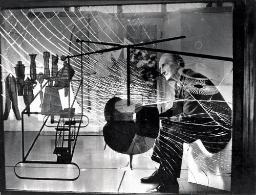 Дюшан считал «Большое стекло» (1915–1923) произведением, на которое не повлиял какой-либо другой художник или движение. Марк Кауфман/The LIFE Images Collection/Getty Images; Дюшан считал «Большое стекло» (1915–1923) произведением, на которое не повлиял какой-либо другой художник или движение. Марк Кауфман/The LIFE Images Collection/Getty Images;