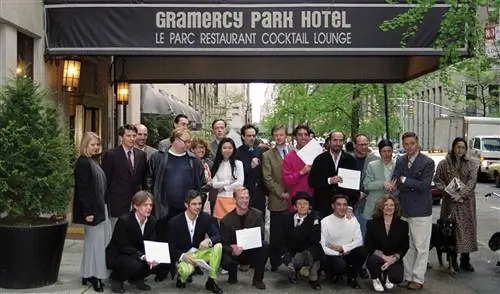 Дилеры класса 1996 года перед отелем Gramercy Park в 1996 году.