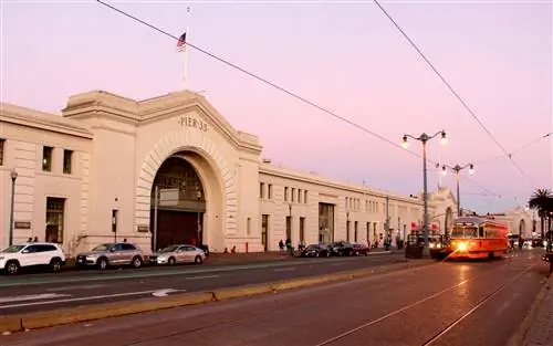 Третье издание Un titled Art в Сан-Франциско было перенесено на пирс 35 на городской набережной Эмбаркадеро. Искусство без названия Третье издание Un titled Art в Сан-Франциско было перенесено на пирс 35 на городской набережной Эмбаркадеро. Искусство без названия