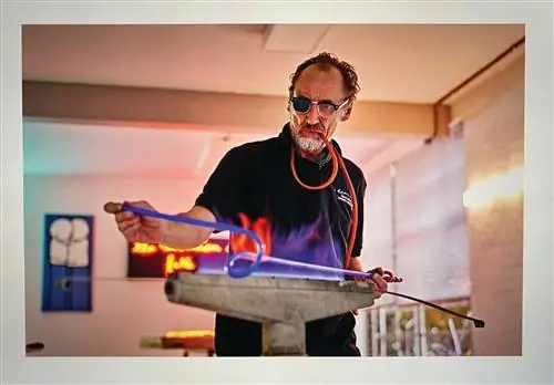 Неон никогда не будет запрещен: так считает Керри Райан из Neon Specialists, создающая неоновые инсталляции для художников. Неон никогда не будет запрещен: так считает Керри Райан из Neon Specialists, создающая неоновые инсталляции для художников.