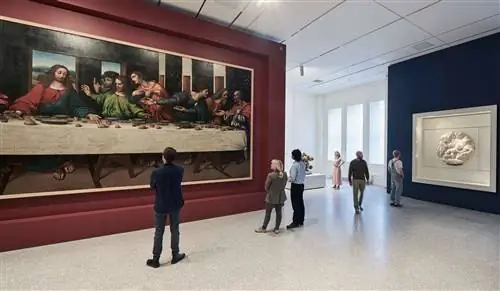 Мраморный рельеф Микеланджело расположен рядом с копией «Тайной вечери» Леонардо XVI века в новой Королевской академии искусств.