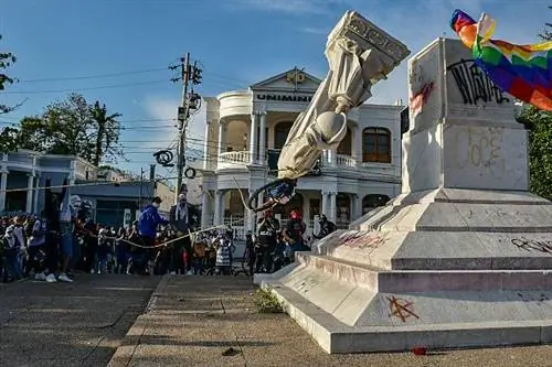Протестующие свергли статую Христофора Колумба во время демонстрации против правительства в Барранкилье, Колумбия, 28 июня 2021 г.