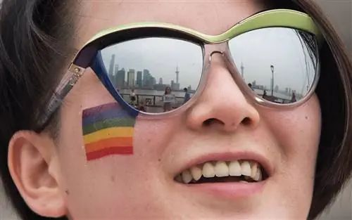 Ежегодная краудсорсинговая выставка Pride Art в Шанхае в этом году была вынуждена переехать за несколько дней до открытия, возможно, в рамках общегородской кампании по борьбе с наркотиками Johannes Eisele/AFP/Getty Images Ежегодная краудсорсинговая выставка Pride Art в Шанхае в этом году была вынуждена переехать за несколько дней до открытия, возможно, в рамках общегородской кампании по борьбе с наркотиками Johannes Eisele/AFP/Getty Images