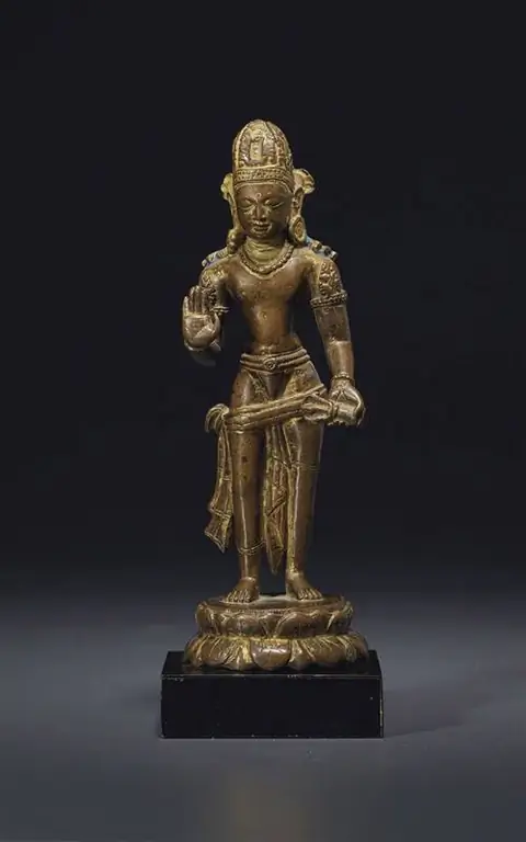 Christie's перенес большую часть своих аукционов азиатского искусства на июнь, включая продажу произведений из коллекции Джеймса и Мэрилин Альсдорф, в том числе эту редкую фигуру Ваджрапани из позолоченной бронзы из Непала, период Личчави, 9-10 века (оценочная стоимость: 60 000–80 000 долларов). Christie's перенес большую часть своих аукционов азиатского искусства на июнь, включая продажу произведений из коллекции Джеймса и Мэрилин Альсдорф, в том числе эту редкую фигуру Ваджрапани из позолоченной бронзы из Непала, период Личчави, 9-10 века (оценочная стоимость: 60 000–80 000 долларов).