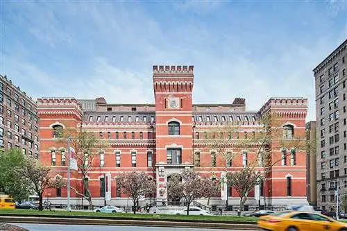 Tefaf обычно проводит две нью-йоркские ярмарки в Оружейной палате на Парк-авеню. Tefaf обычно проводит две нью-йоркские ярмарки в Оружейной палате на Парк-авеню.