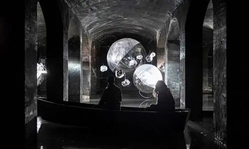 Посетителей пригласили прокатиться на лодке по апокалиптическому подземному лабиринту на последней выставке Томаса Сарачено