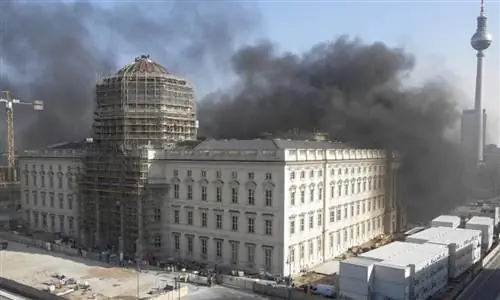 На берлинском форуме имени Гумбольдта вспыхнул пожар
