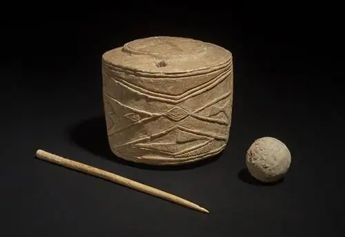 Меловой барабан Бертона Агнес, меловой шарик и костяная булавка (3005–2890 гг. до н. э.) © The Trustees of the British Museum