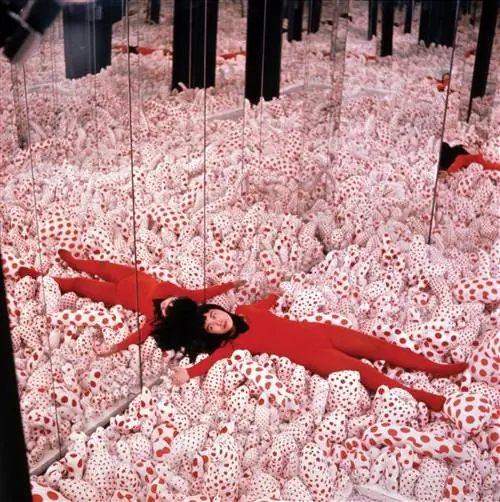 Яёи Кусама в своей прорывной картине Infinity Mirror Room Phalli’s Field в галерее Кастеллан в Нью-Йорке, 1965 год.