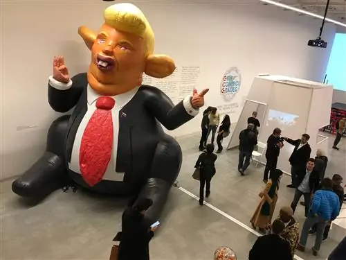 Крыса Трампа приветствует посетителей фабрики протеста дилера Джеффри Дейча Крыса Трампа приветствует посетителей фабрики протеста дилера Джеффри Дейча