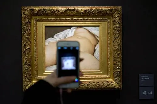Посетитель фотографирует картину Гюстава Курбе «Происхождение мира» (1866 г.) в Музее Орсе в Париже, AP. Посетитель фотографирует картину Гюстава Курбе «Происхождение мира» (1866 г.) в Музее Орсе в Париже, AP.