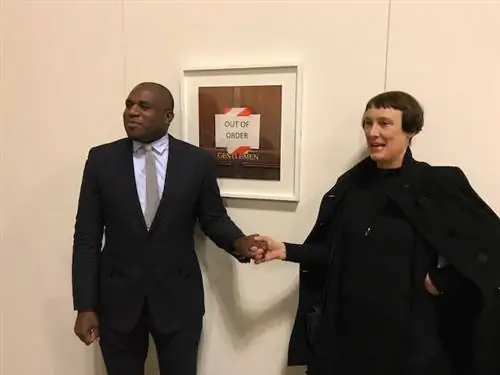 Корнелия Паркер с членом парламента от Тоттенхэма Дэвидом Лэмми Луизой Бак Корнелия Паркер с членом парламента от Тоттенхэма Дэвидом Лэмми Луизой Бак