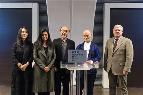 Лю Ли Анна, президент CCAA (2011-2018), Суханья Раффель, исполнительный директор, M+, Виктор Ло Чунг-Винг, председатель правления M+ Ули Сигг, основатель CCAA, Дункан Пескод, главный исполнительный директор Администрации культурного округа Западный Коулун на церемонии вручения премии Sigg. Лю Ли Анна, президент CCAA (2011-2018), Суханья Раффель, исполнительный директор, M+, Виктор Ло Чунг-Винг, председатель правления M+ Ули Сигг, основатель CCAA, Дункан Пескод, главный исполнительный директор Администрации культурного округа Западный Коулун на церемонии вручения премии Sigg.