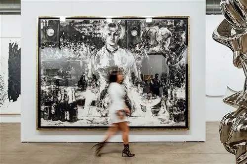 Посетитель ярмарки проходит мимо стенда Galerie Thaddeus Ropac, впервые принявшего участие в выставке. Посетитель ярмарки проходит мимо стенда Galerie Thaddeus Ropac, впервые принявшего участие в выставке.