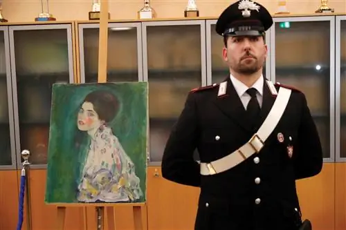 Картина Густава Климта «Портрет дамы» (1916-1917) была найдена в сумке садовниками, очищающими плющ от стены в галерее Риччи Одди в Пьяченце, Италия, в декабре 2019 года. Она пропала без вести 20 лет назад. Картина Густава Климта «Портрет дамы» (1916-1917) была найдена в сумке садовниками, очищающими плющ от стены в галерее Риччи Одди в Пьяченце, Италия, в декабре 2019 года. Она пропала без вести 20 лет назад.