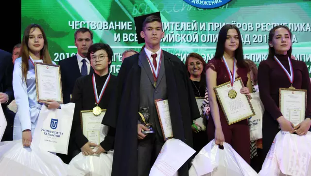 Объявляя победителей грандиозных призеров недели ремесленного духа