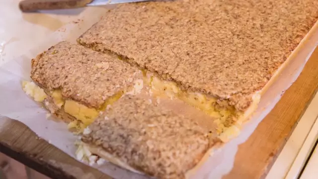 Легкий пирог с яблочной пряной с карамельным соусом