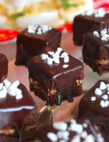 Делая шоколад ganache petit fours на craftsy
