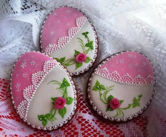 Украшенное пасхальное печенье с деталями из кружева