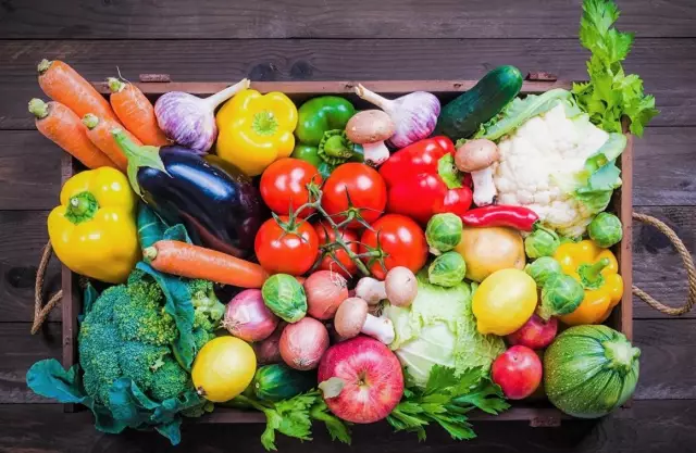 Свежие осенние продукты: осенние сезонные овощи и фрукты