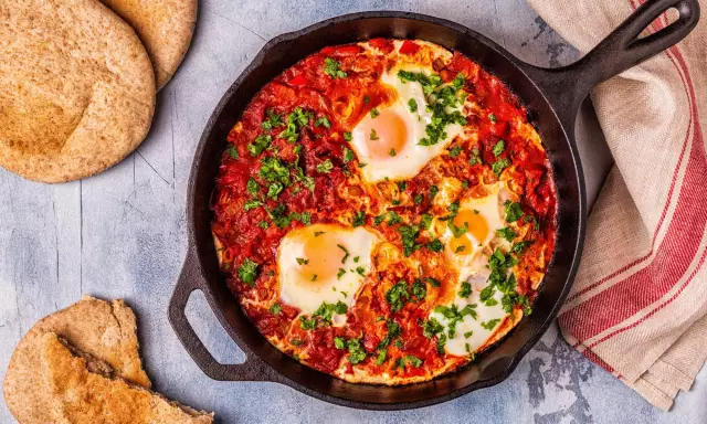 Традиционный мексиканский завтрак chilaquiles рецепт от claudia sandoval