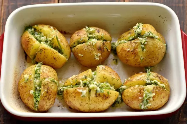 Запеченный морковный картофель и окунающий соус