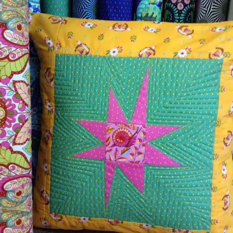Полоса piecing & quilt, когда вы идете на подушку