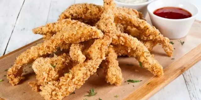 Как приготовить хрустящие куриные ломтики, запеченные в духовке, со сливочным трио