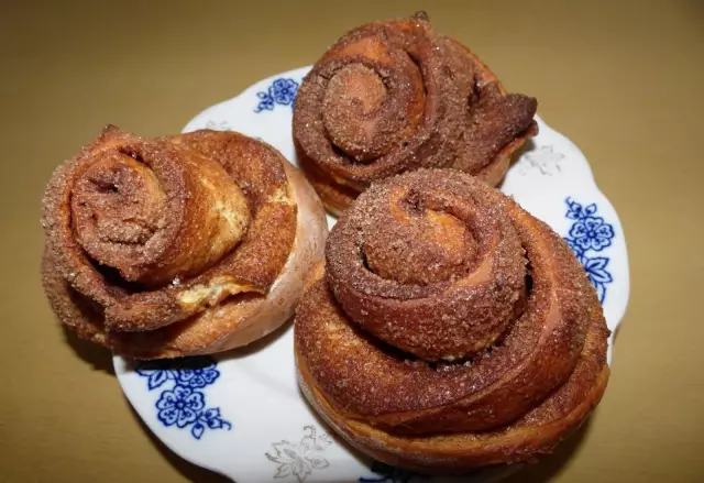 Рецепт: пряные липкие булочки с корицей с глазурью из сливочного сыра