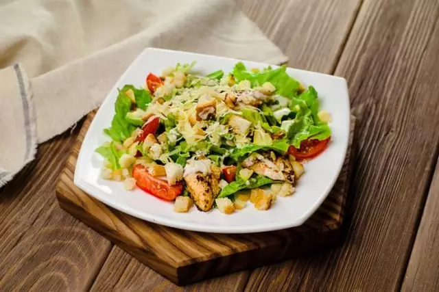 Рецепт: салат из цезаря с жареной курицей