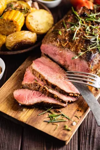 В чем разница между Top Round Roast и Chuck Roast?