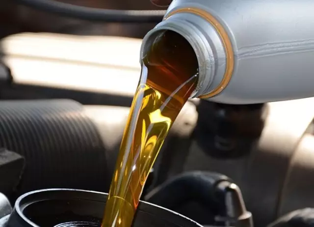 Как сменить масло на двигателе газонокосилки Honda