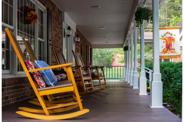Как исправить Squeaky Rocking Chair Springs