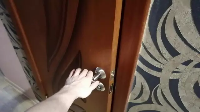 Как открыть запертую дверь с помощью скрепки