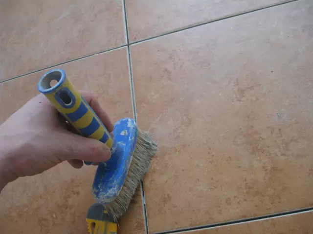 Как очистить цветной плиткой