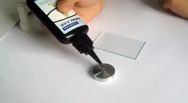 Как склеить стекло на металл