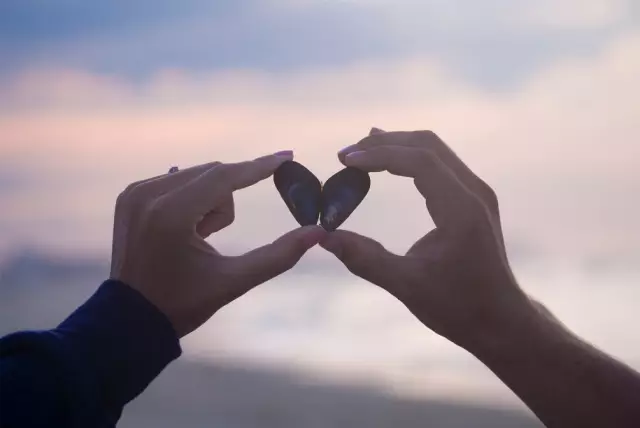 Трудно не влюбиться в голубые плитки для ванной, и мы это приняли