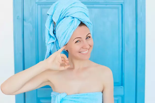 Как удалить воду под керамические плитки после утечки?