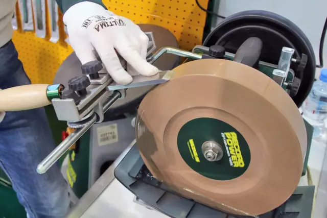Как изменить диск на ручном шлифовальном станке Makita