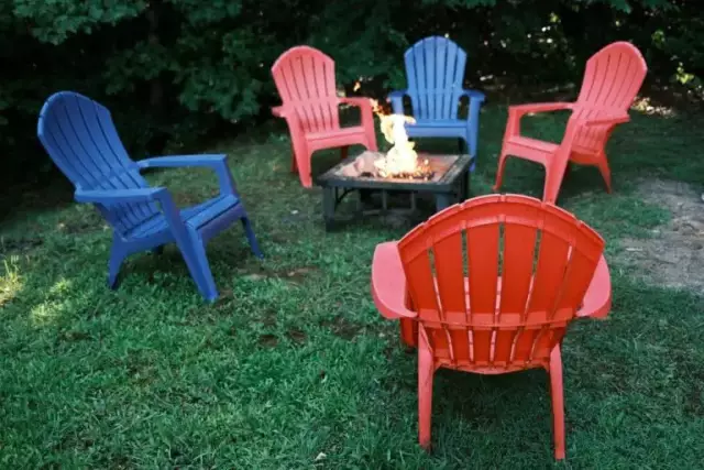 Как очистить Chalky Plastic Lawn Chairs