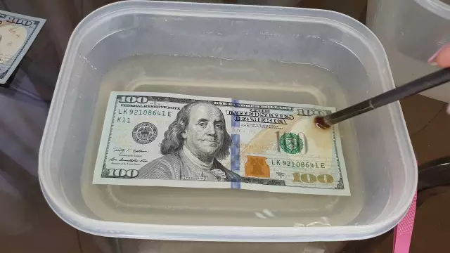Как очистить деньги, которые пахнут