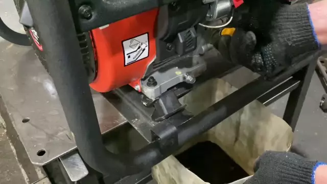 Как слить масло из газонокосилки